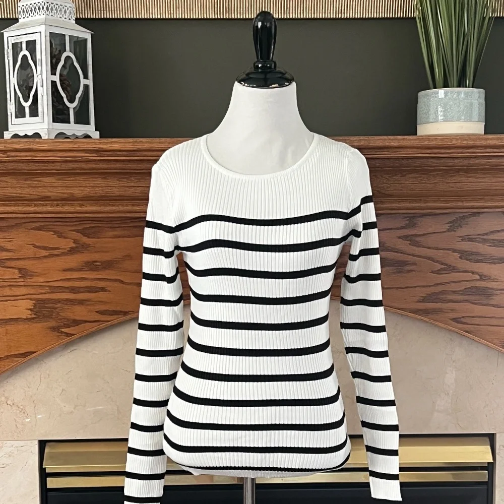 Zesica Women's White Navy Preppy Casual Striped Crewneck Sweater Size Small‎ NEW